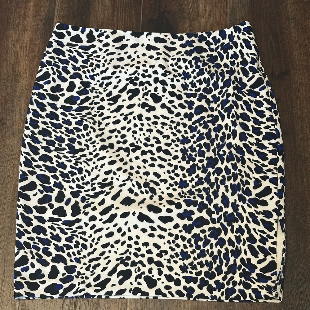 Worthington Women’s Blue, Black and White Animal Print Pencil skirt Size 12P.